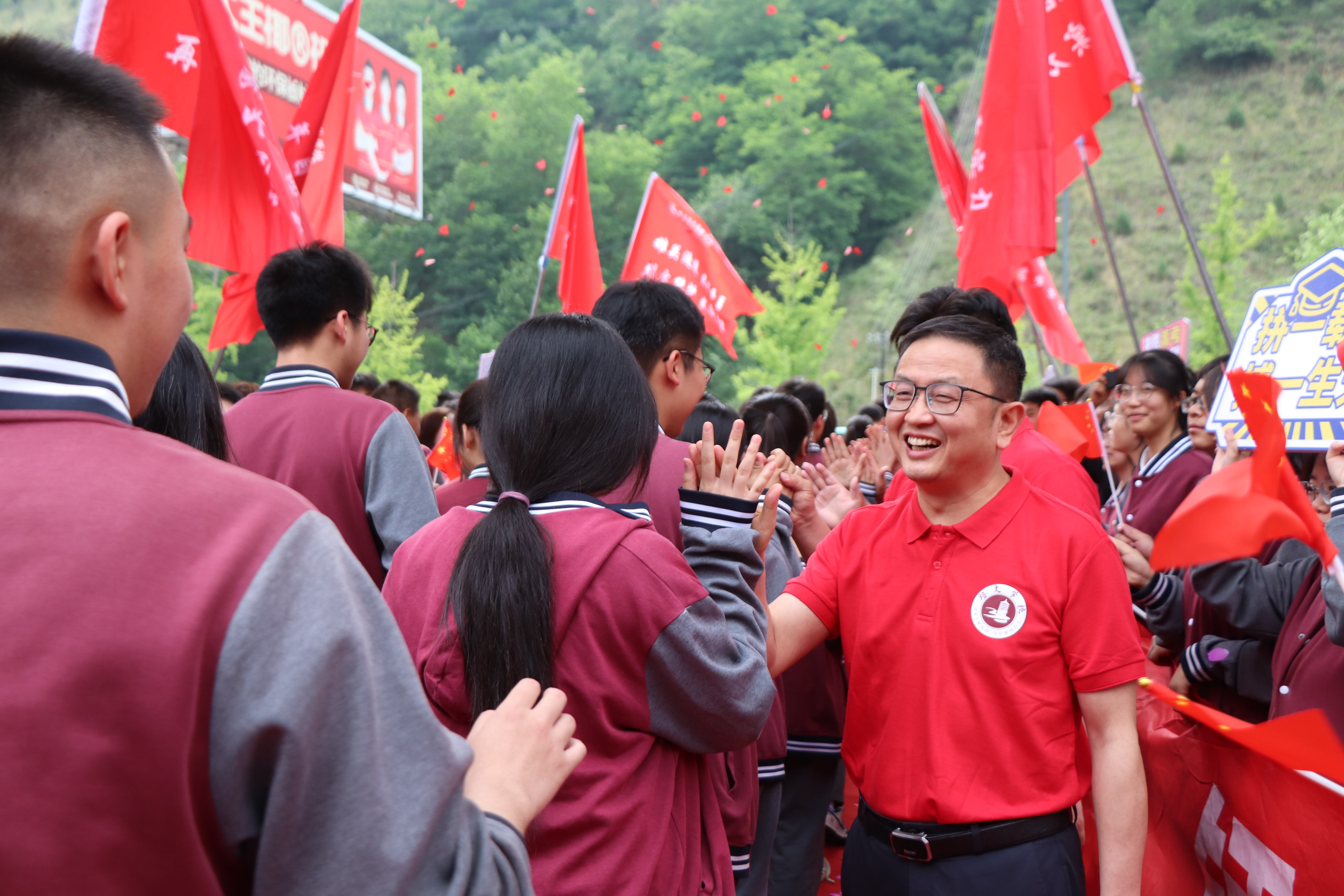 高考必勝 | 攜夢想出征 ，為青春壯行 —— 延安培文實(shí)驗(yàn)學(xué)校高考送考儀式